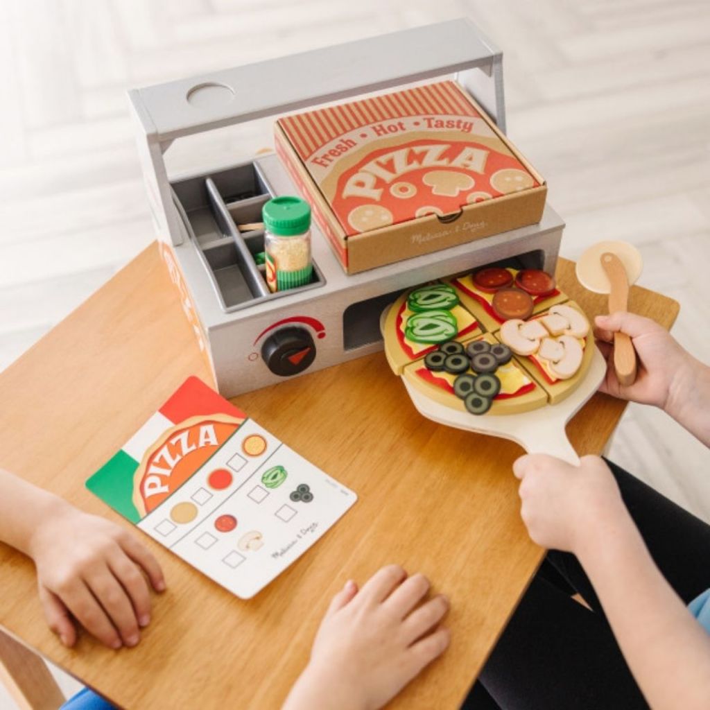 (ของแท้ USA) ของเล่นพิซซ่า อุปกรณ์เยอะมากTop & Bake Pizza Counter Melissa & Doug ของเล่นเด็ก 9465 - รูปที่ 6