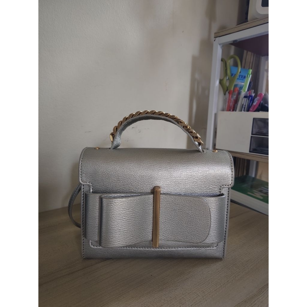 กระเป๋า charles&keith สีเงิน