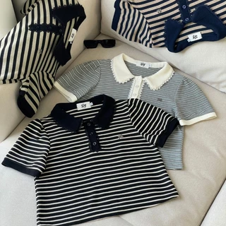SISSY : เสื้อโปโลแขนสั้น (XS-XXL) คอบัวแต่งขอบลูกไม้ แขนตุ๊กตา ปักอะไหล่โลโก้เงิน ผ้าถัก ใส่สบาย