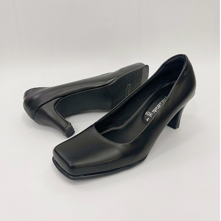 รุ่น 63K15 รองเท้าคัทชูนักศึกษา หัวตัด สูง 2.5 นิ้ว เริ่มต้น เบอร์ 3-10  (รูปเท้าอูม ควรเผื่อไซส์)