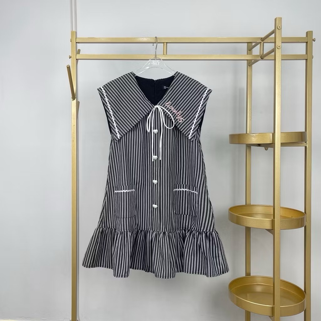 ของใหม่ ป้ายห้อย มี Size S,M งานป้าย25Twenty Five จากร้านBLT ชุดเดรสแขนกุด ปกใหญ่ ชายระบาย แต่งกระดุมหัวใจ มีซับใน