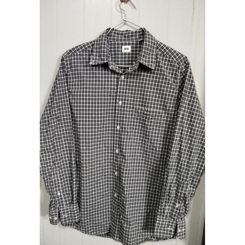 เสื้อเชิ้ตผู้ชายลายสก๊อตสีดำ Uniqlo size L มือสอง