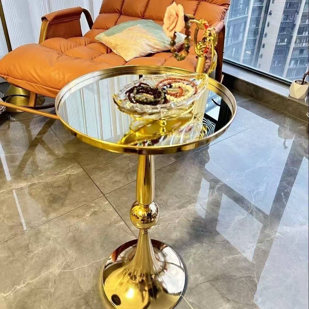 โต๊ะกาแฟข้าง/โต๊ะมุมสไตล์อิตาลีเรียบง่ายสำหรับห้องนั่งเล่น โดดเด่นด้วยดีไซน์เหล็กดัดโลหะสุดทันสมัย