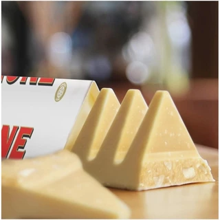 ช็อกโกแลตแท่ง Toblerone มีหลากหลายรสชาติและขนาด 100 กรัม