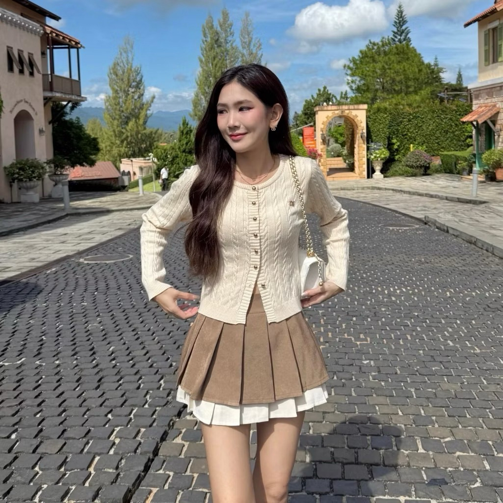 New! NICHARIS - เสื้อไหมพรมคอกลมถักลายแขนยาว รุ่น Jasmine Cardigan สีครีม size S