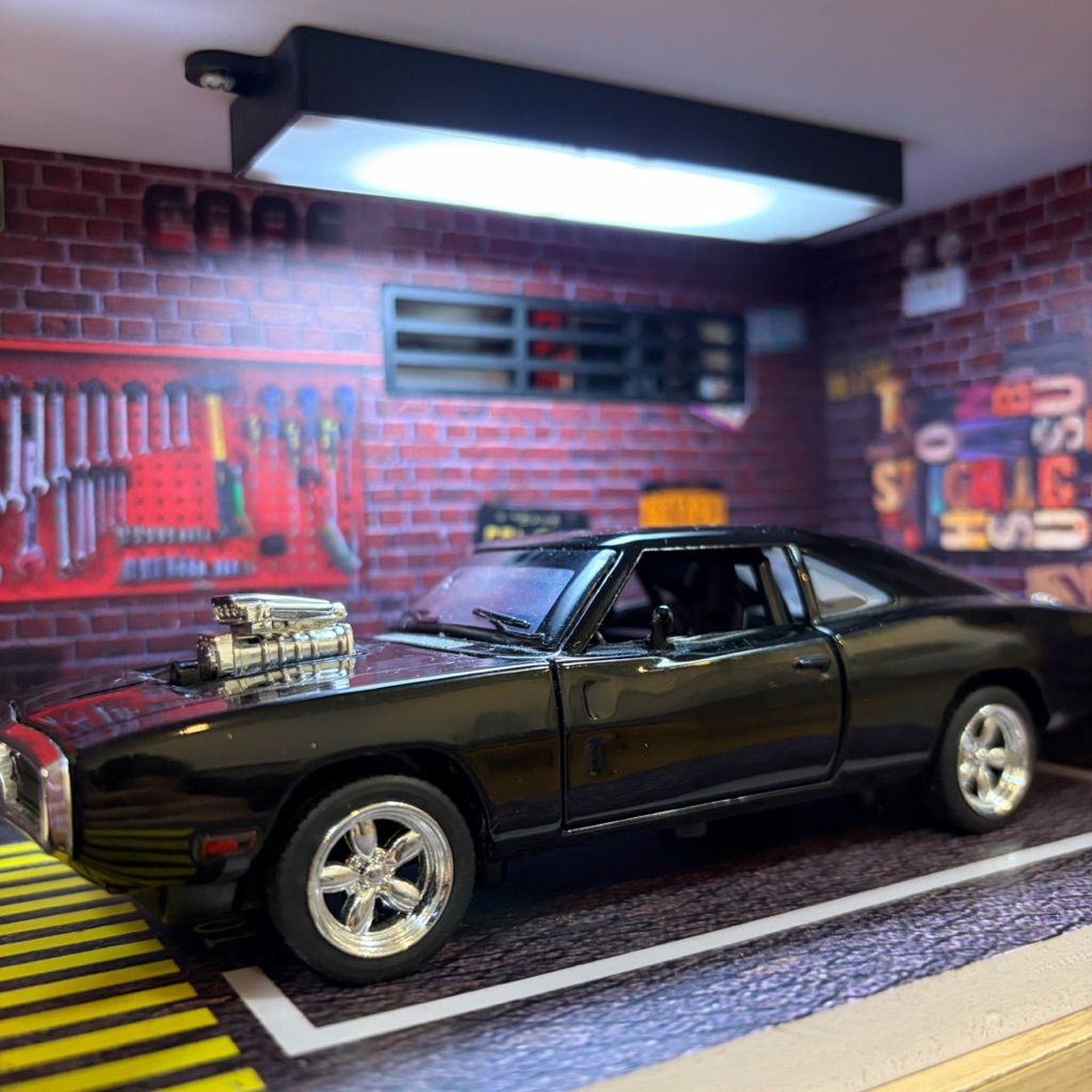 โมเดล 1970 Dodge Charger R/T 1/32 พร้อมโรงรถ