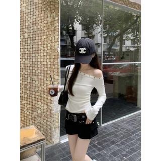 เสื้อยืดแขนยาว ทรงสลิม สีขาว เปิดไหล่ มีหัวเข็มขัดโลหะ เซ็กซี่และหลากหลายY124