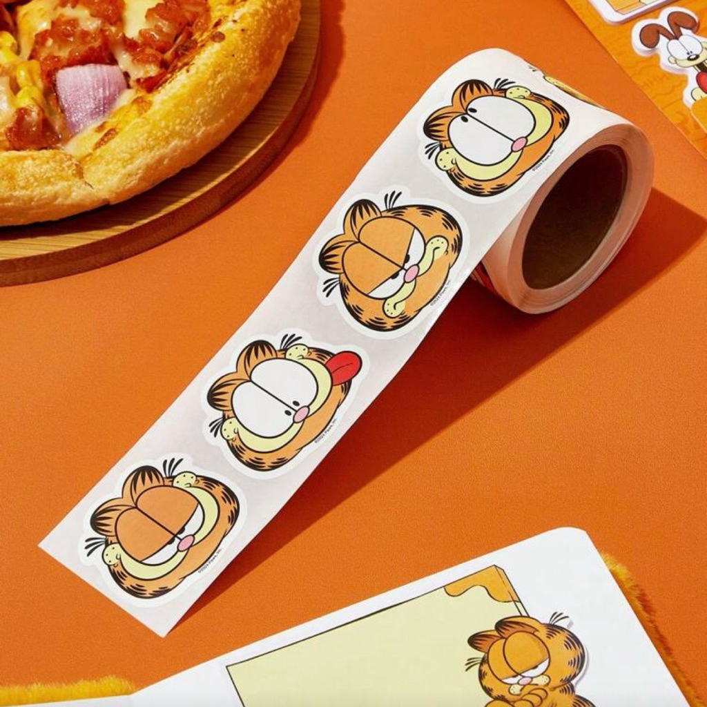 (🔥พร้อมส่ง น่ารักมาก🔥) 𝐆𝐚𝐫𝐅𝐢𝐞𝐥𝐝 𝐒𝐭𝐢𝐜𝐤𝐞𝐫 𝟏 ม้วน / 𝟏𝟖𝟎 ดวง😻🟠 🔸ดวงใหญ่ ลายสวยคมชัด ลิขสิทธิ์แท้💯