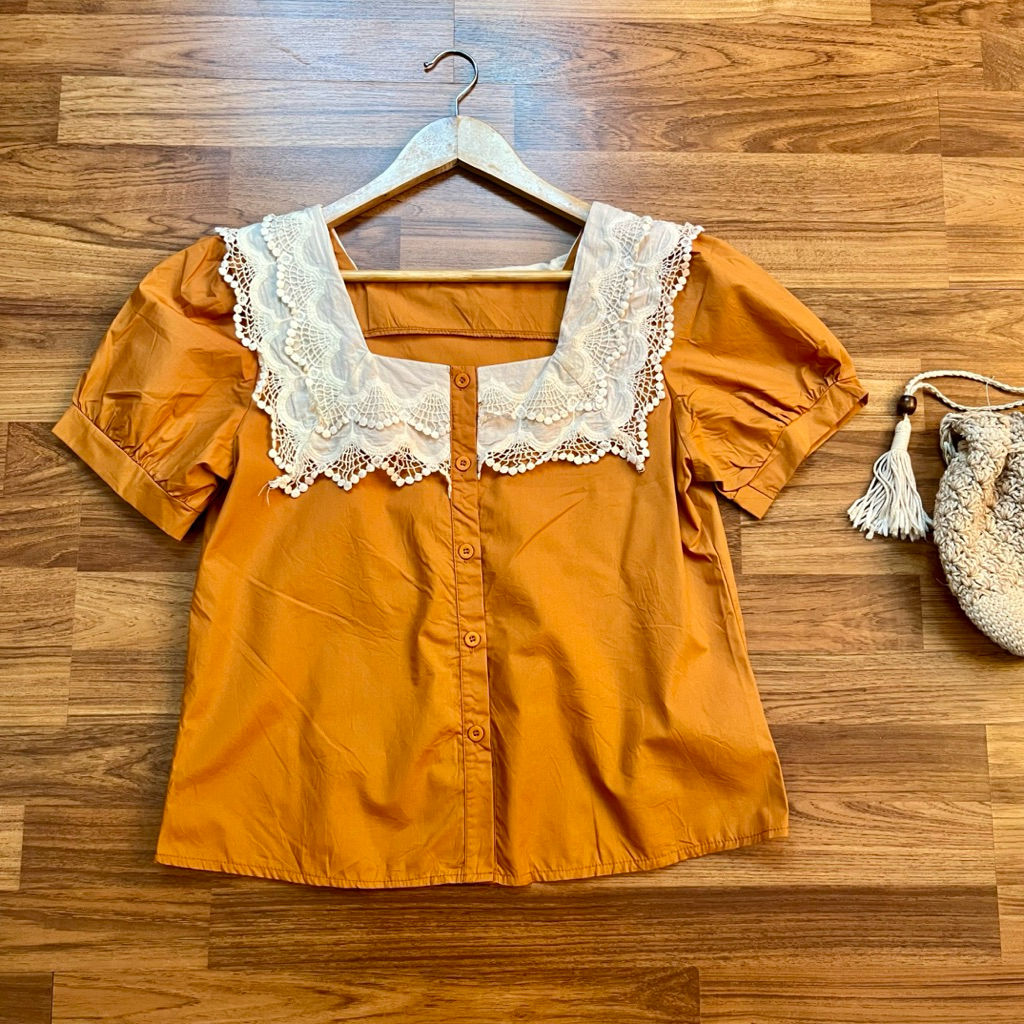 เสื้อสีส้มอิฐ แต่งคอลูกไม้ อกหน้าผ้า38“ ยาว23” (K137)