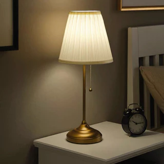 โคมไฟตั้งโต๊ะผ้าพลีทสไตล์อังกฤษ IKEA เติมแสงนวลอุ่นให้มุมโปรดของบ้าน ด้วยโคมไฟตั้งโต๊ะดีไซน์คลาสสิก