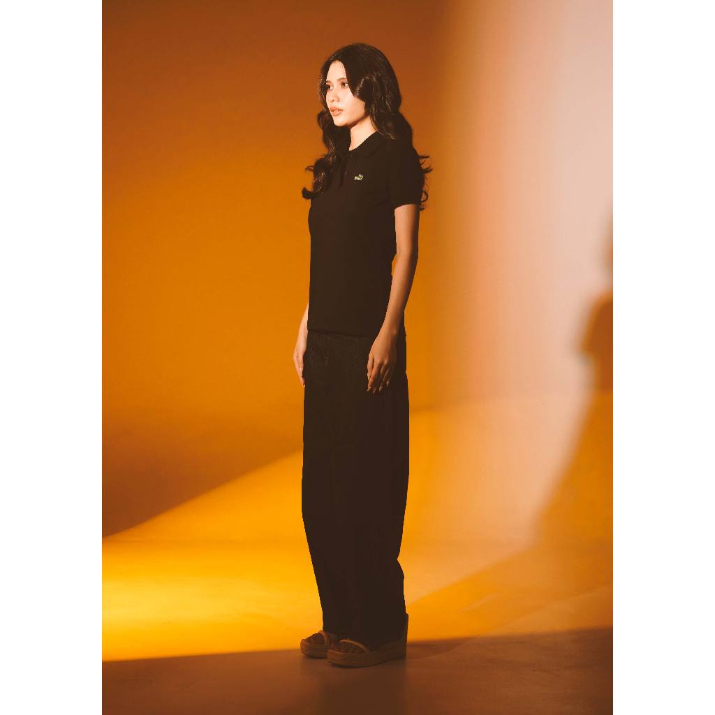 CROCODILE WOMEN BLACK TAPERED FIT POLO SHIRT เสื้อโปโลทรงเข้ารูปสีดำ - รูปที่ 2