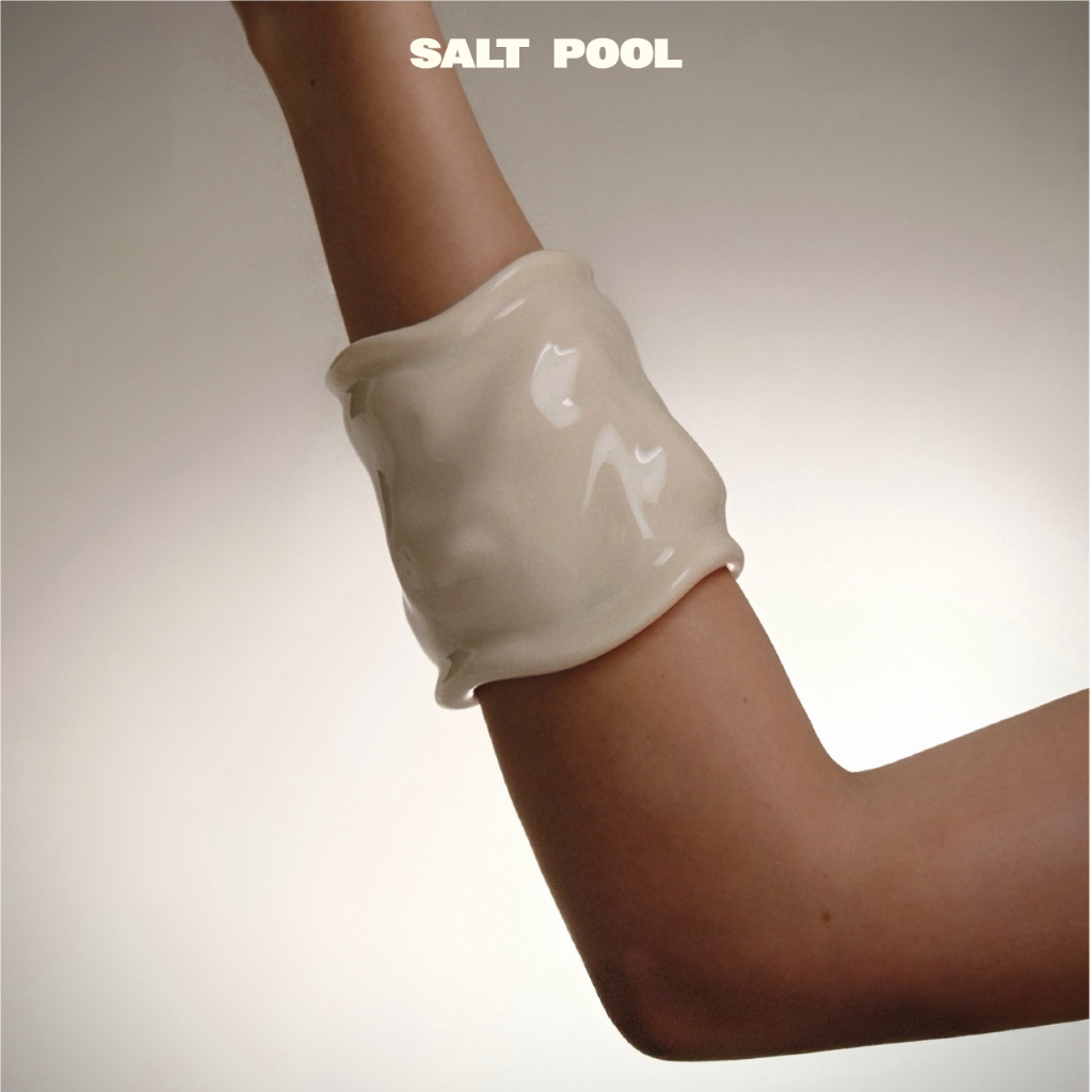 SALT POOL Caputi Bangle กำไลข้อมือผิวเงาโทนขาวนวล ดีไซน์เรียบ รูปทรงอิสระ