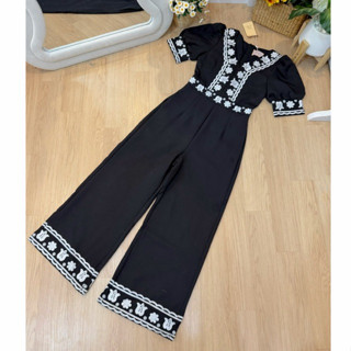 บ1 - จั้มดำคอวีขายาว ขอบปักดอกขาว (มาริน)