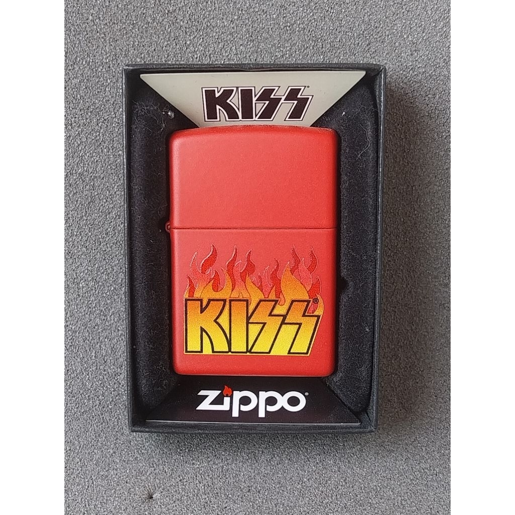 Zippo 48642 KISS ปี2023 ถังในตรงปี พร้อมกล่องเดิม💥สินค้าใหม่ยังไม่ผ่านการใช้งาน Zippo แท้100% Made i