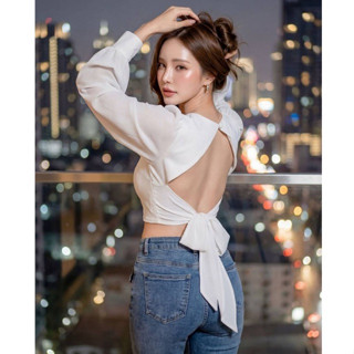 New honey เสื้อครอปผ้าเทพดีไซน์แขนยาวซีทู ดีเทลเว้าหลังผูกโบ…