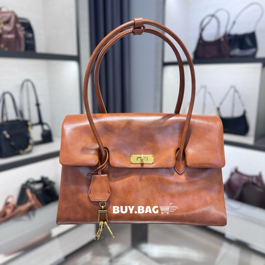 CHARLES & KEITH : กระเป๋าโท้ทมินิดีเทลตัวล็อคแบบหมุนรุ่น Kerry