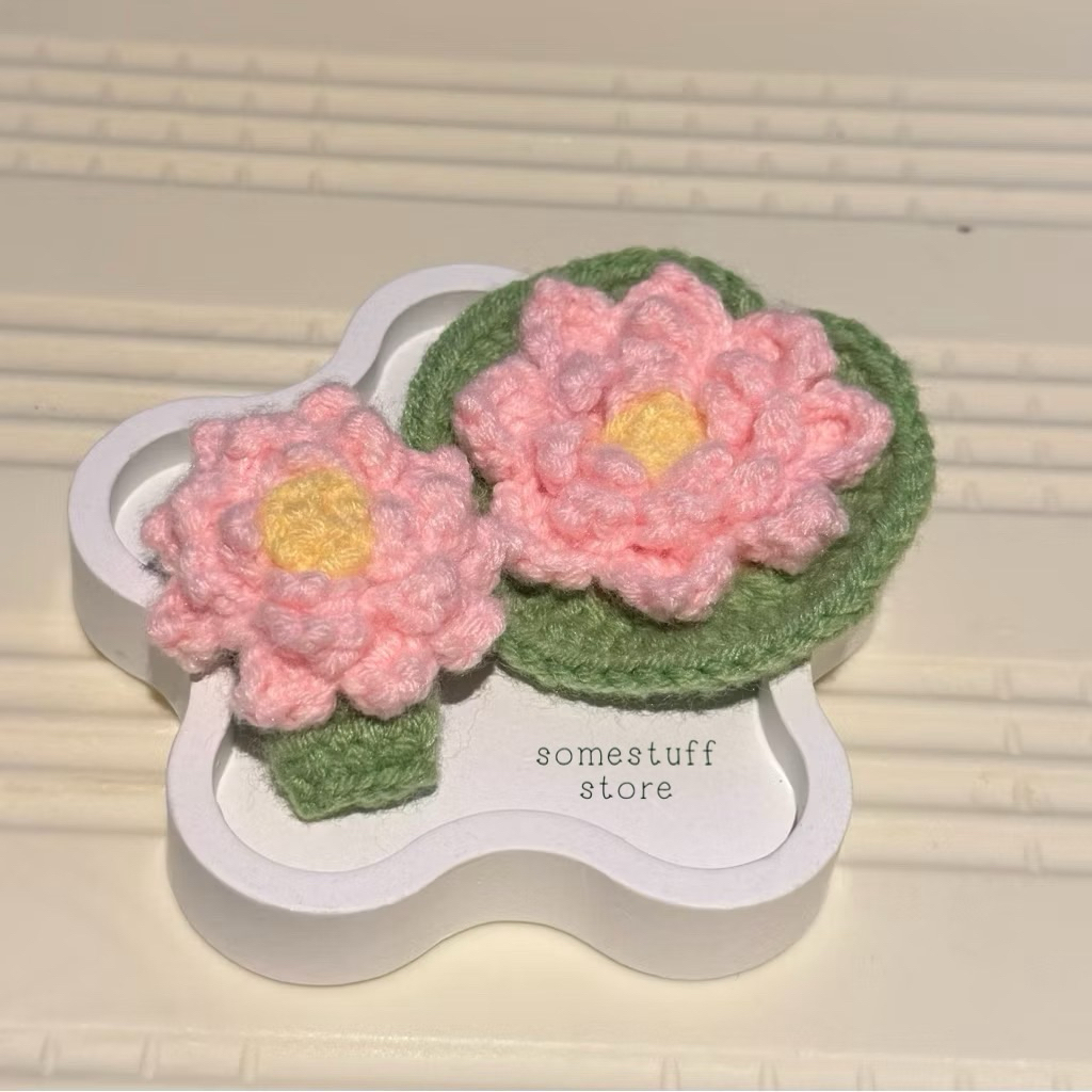(new) somestuff | พวงกุญแจดอกบัว สายรัดเข็มไหมพรม ดอกบัว lotus crochet keychain เดนดาว neverdie🪷💌