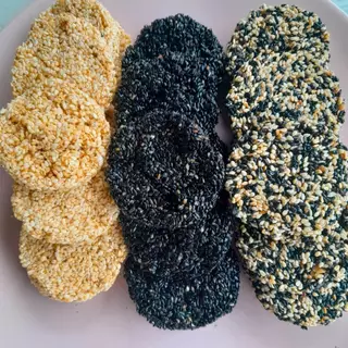 ของขวัญปีใหม่ ของฝากปีใหม่ งาอบกรอบ 500 กรัม ทำใหม่ๆทุกวัน งาอบกรอบเพื่อสุขภาพ หวานน้อย ไม่มีแป้ง ไม่มีน้ำตาล