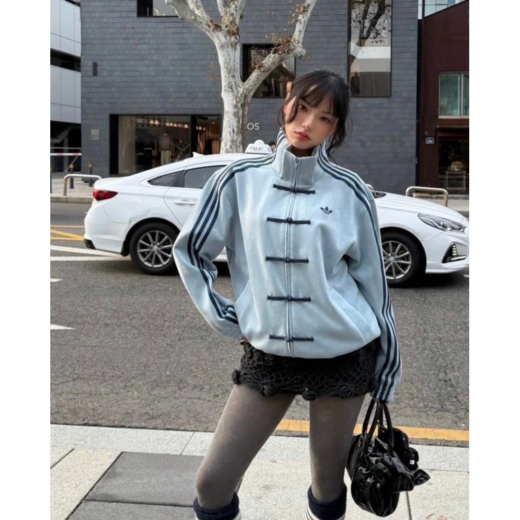 [พร้อมส่งในไทย] เสื้อ ADIDAS CHINESE NEW YEAR JACKET รุ่นฮิต! 2025 ของแท้ 100% ราคา ถูกที่สุด ดีลบีเคเค แกลเลอรีภาพที่ 9
