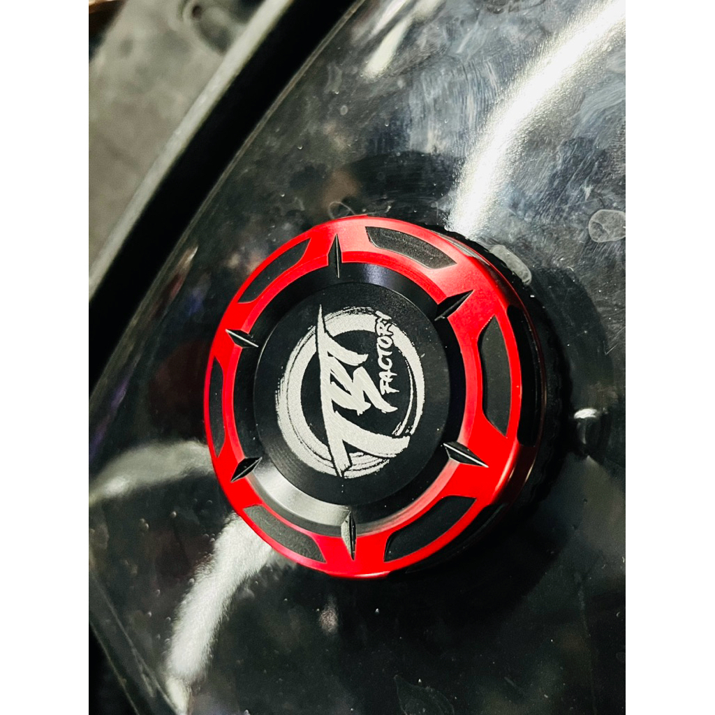 TBT ฝาถังน้ำมันแต่ง แบรนด์TBT งานCNCอลูมิเนียม สีแดงดำ ดีไซน์ทันสมัย สำหรับรถทุกรุ่น สินค้าพร้อมส่งใ