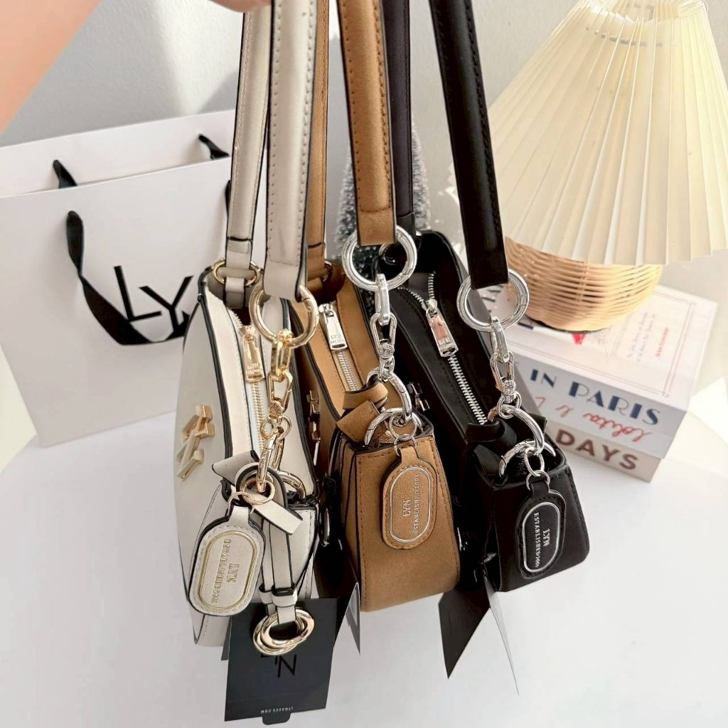 🌈พร้อมส่ง 𝐋𝐘𝐍 New Gastonia Rita Suede กระเป๋าทรงพอช-สะพายข้าง​ สาย​ 2 เส้น​ - รูปที่ 4