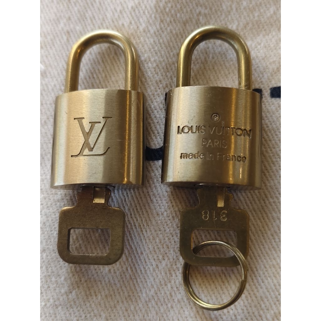 กุญแจล็อก Louis Vuitton แท้ (LV Padlock & Key)