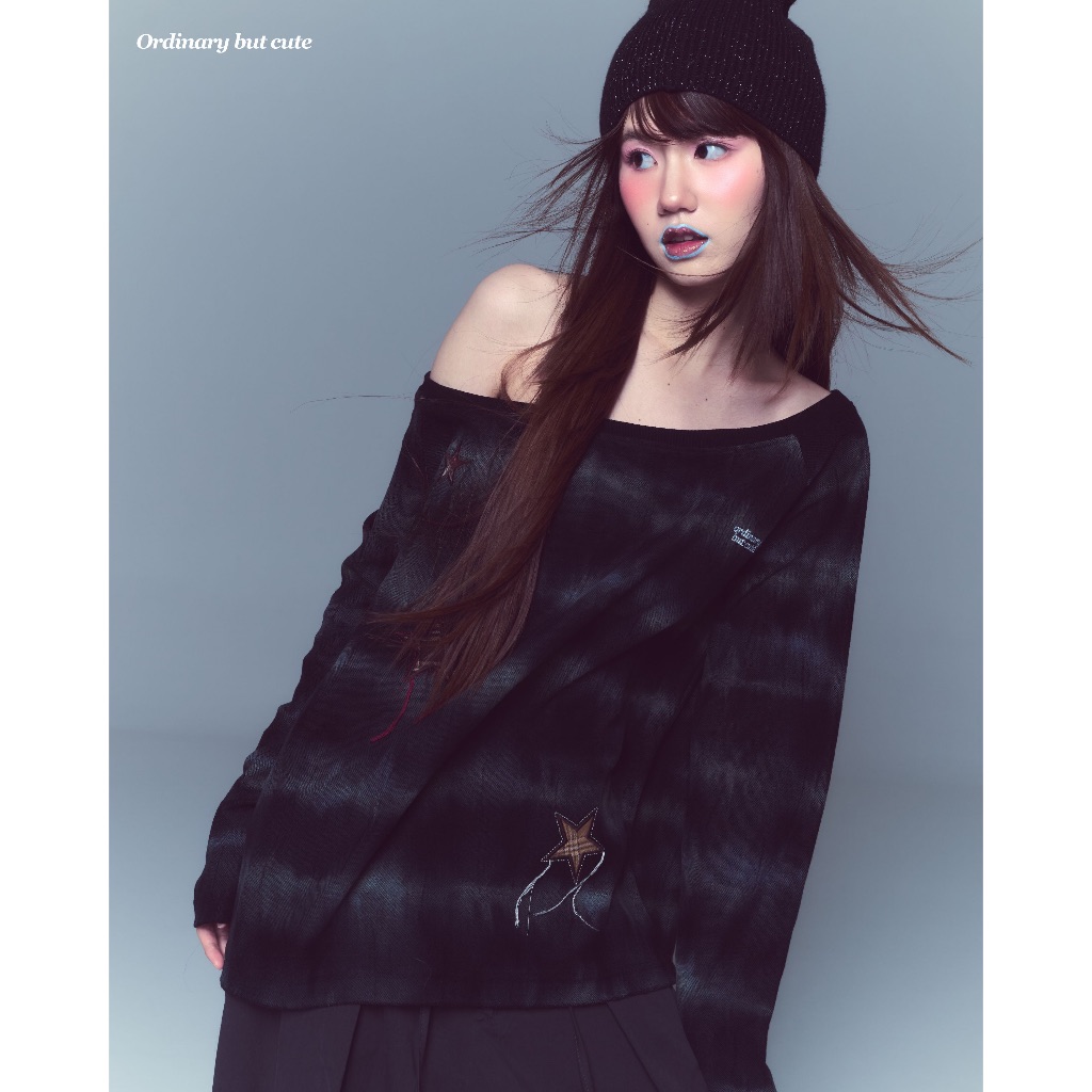 เสื้อปาดไหล่ odbc dark cute off shoulder เสื้อปาดไหล่ ลายดาวสุดคิ้ว (สามารถพลิกใส่ได้ทั้งสองด้านนะคะ)