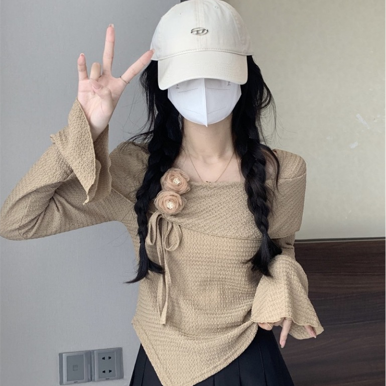 MKL พร้อมส่ง เสื้อแขนยาวเปิดไหล่ เข้ารูปทรงสวย แต่งดอกไม้ ปลายแขนบานลุคเรียบๆคุณหนู # 8K105