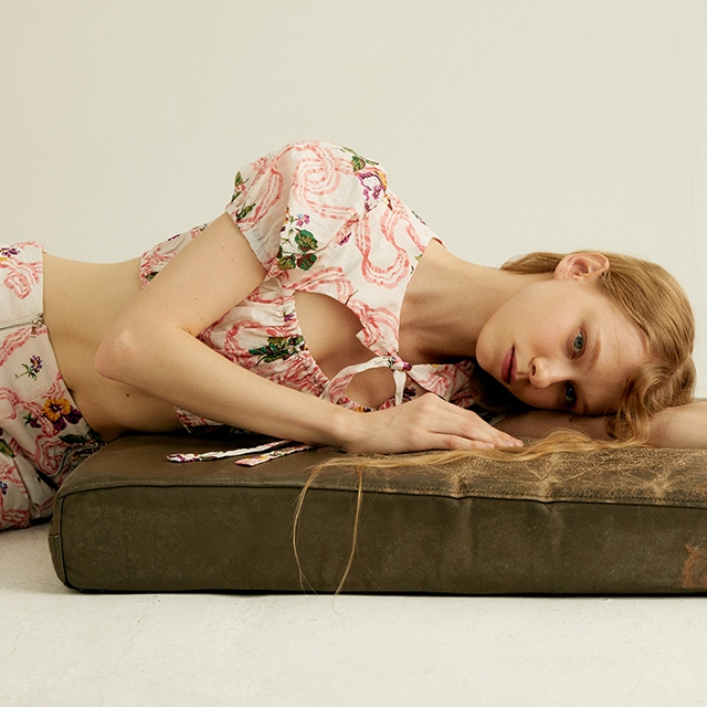 OMG! เสื้อครอปแขนตุ๊กตาผูกโบว์ ลายดอกไม้ PIXXIE