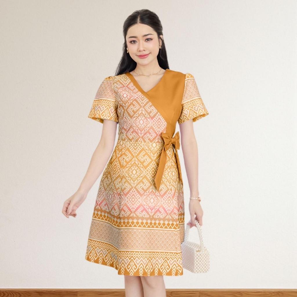 MOCCA's มอคค่า ชุดเดรสลายไทย  ดีเทลไล่เฉดสีและโบว์ตกแต่ง งานซิปหลัง ทำให้ดูมีสไตล์และโดดเด่น รูปที่ 8