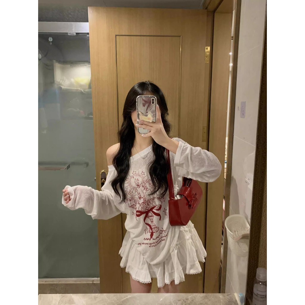เสื้อยืดแขนสั้นเปิดไหล่ลายกราฟฟิตี้รุ่นใหม่ปี 2026 เสื้อกันแดดสำหรับผู้หญิง สไตล์ฤดูใบไม้ผลิและฤดูใบไม้ร่วง เนื้อผ้าบางเ