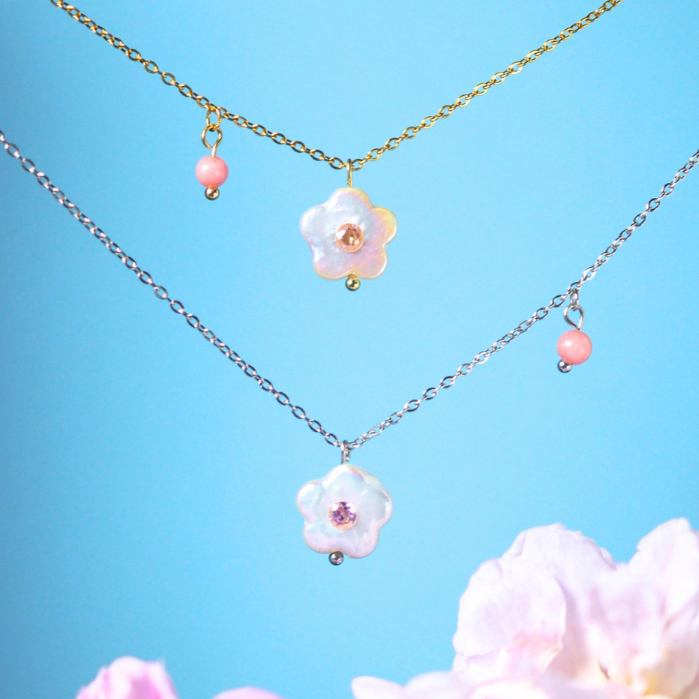 just gleam things - Gleamy Garden Necklace สร้อยคอสแตนเลสมุกน้ำจืดทรงดอกไม้ห้ากลีบ ประดับเพชร CZ