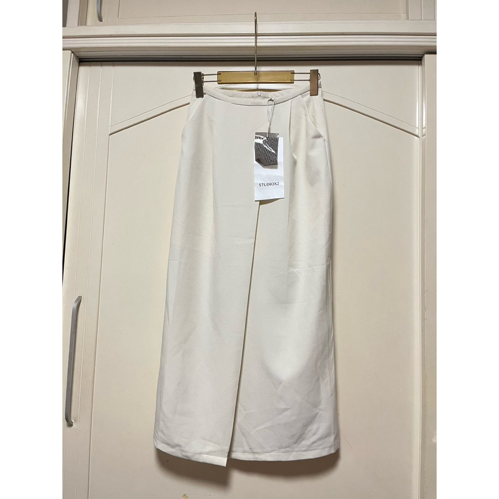 STUDIOX2 Z.L กระโปรงยาว สีขาว ทรงเก๋ๆ สวย สินค้า ป้ายห้อย เอว 28“ สะโพก 40” ความยาว 36“