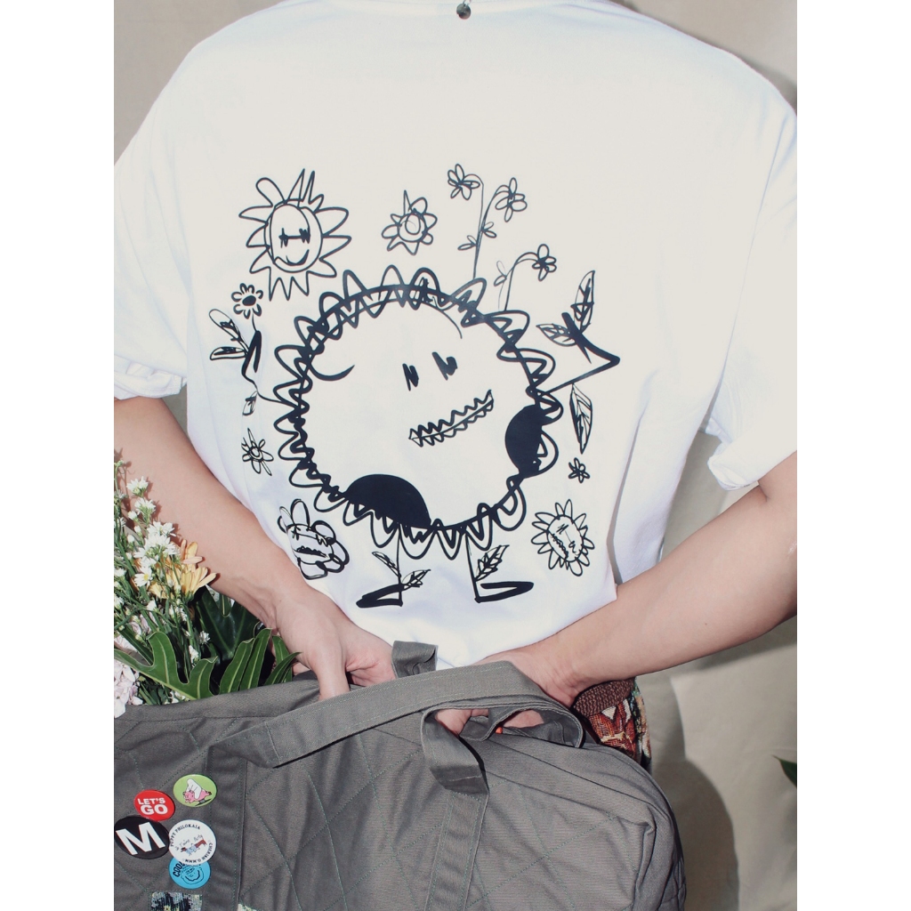 MOON.NONAME : Motee เสื้อยืด สกีนลายเส้นดอกไม้