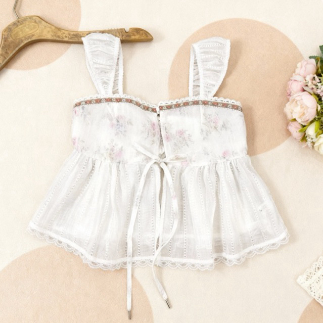 Bunny top : เสื้อครอปแขนดอลลี่ เย็บจีบ ระบายหน้าอก แต่งโบว์ เนื้อผ้าปักดอกไม้ สม็อคด้านหลัง KN.Clothes