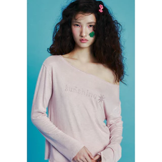 เสื้อปาดไหล่แขนยาว Sunshine Off-shoulder with long sleeve top