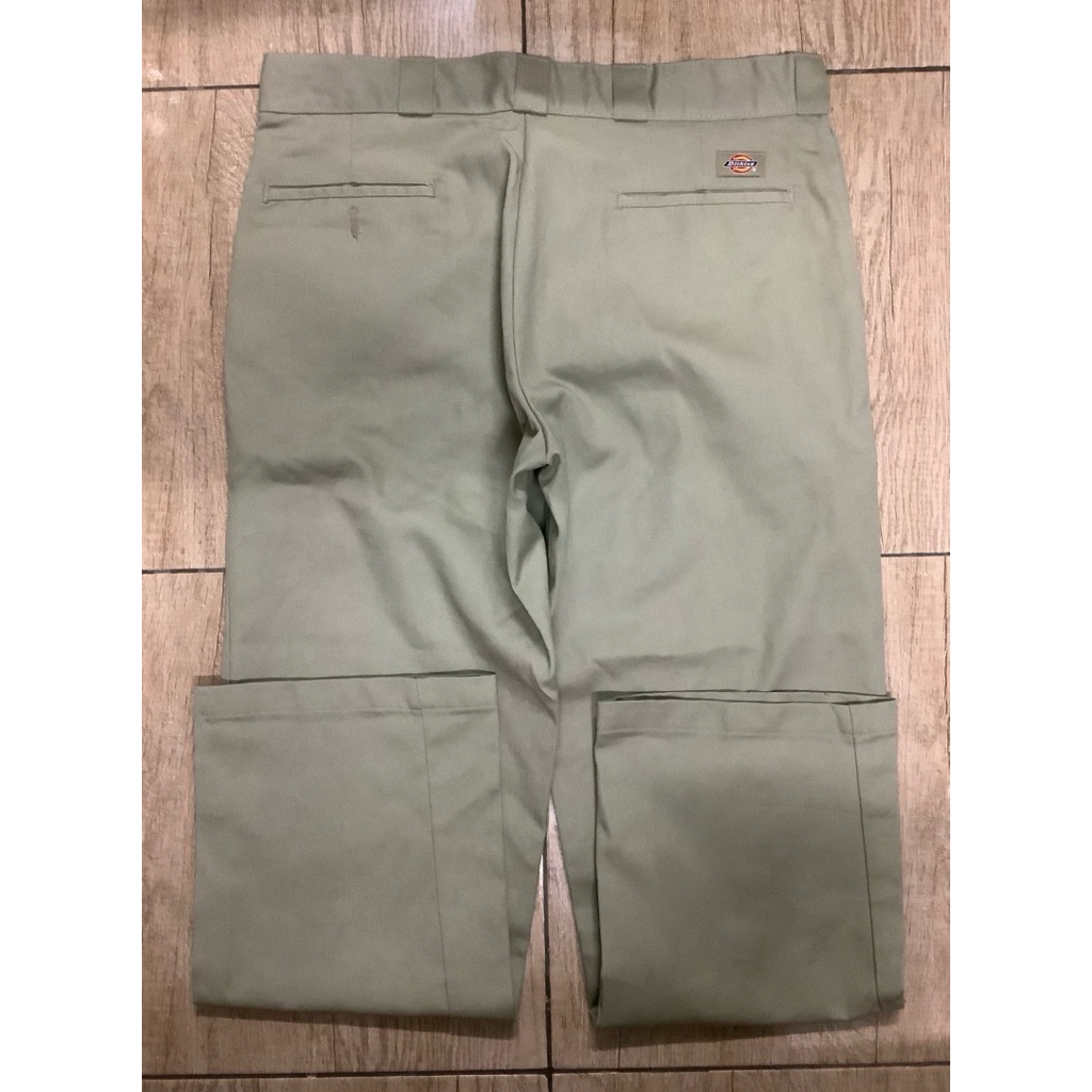 กางเกงขายาวมือสอง ทรง874 original fit สีกากี สภาพดี ขนาดรอบเอว 36นิ้ว ความยาวขาวัดจากเอว 40นิ้ว ปลาย