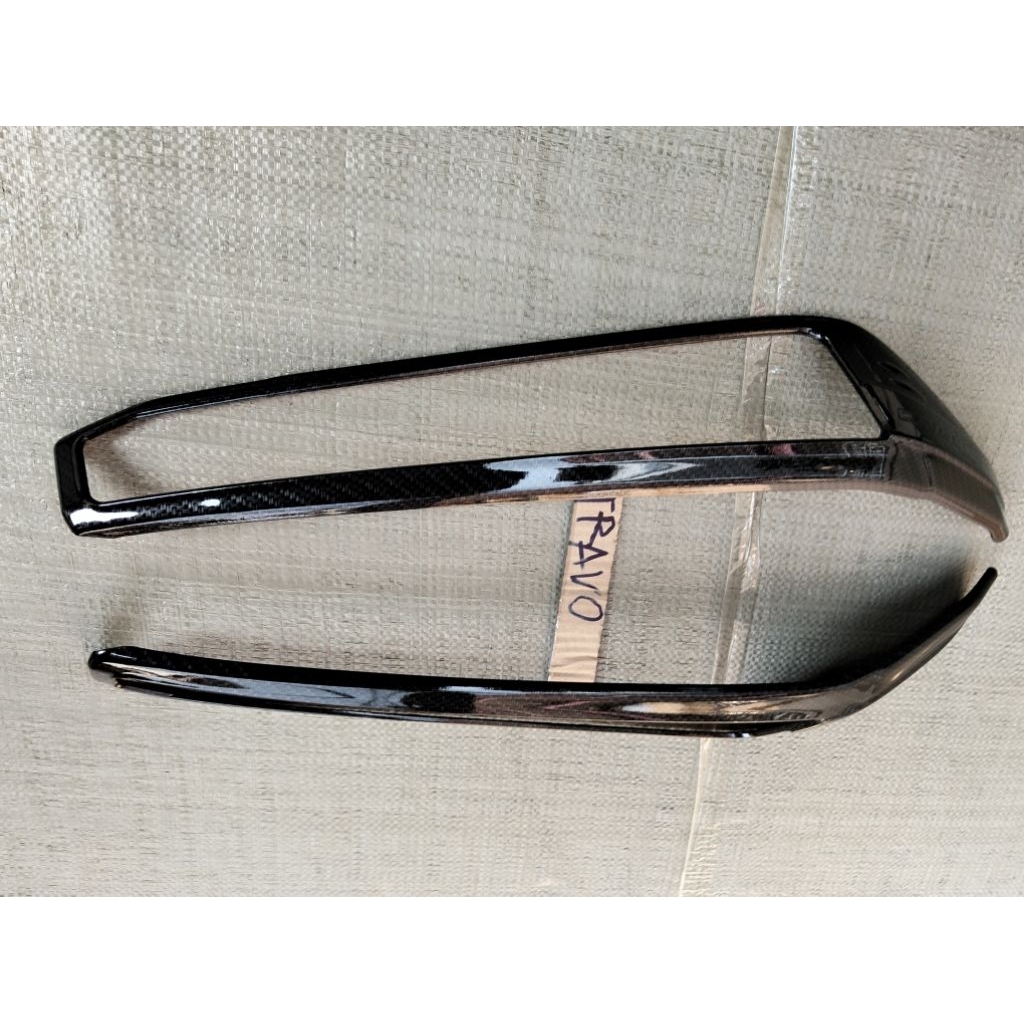 ครอบไฟหน้า รถ Toyota travo 2026 ลายแค็บล่าดำ ตรงรุ่นซ้ายขวามีกาวสองหน้าพร้อมแปะติด ( รหัส 93921159 ) ราคา ถูกที่สุด ดีลบีเคเค แกลเลอรีภาพที่ 7