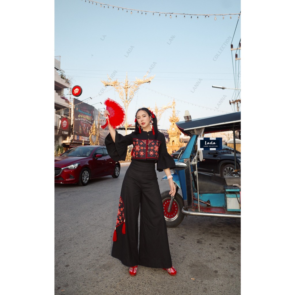 เซ็ทลายดาวสีดำ เสื้อแขนระบายและกางเกงขาบานผ้าโพลี่เอสเตอร์พิมพ์ลาย