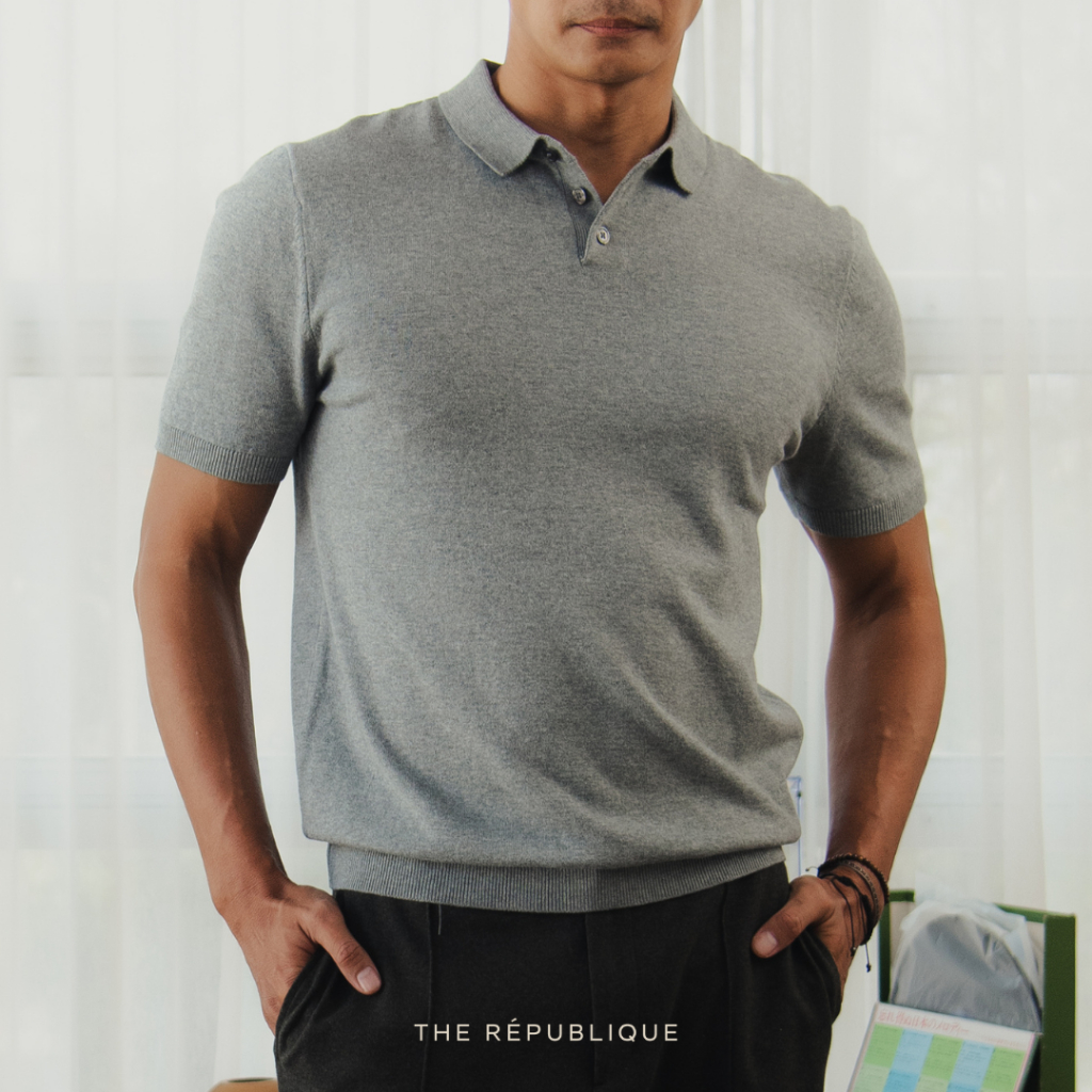 THE REPUBLIQUE - Short-Sleeve Knit Polo (Light Gray) - เสื้อโปโลผ้านิตแขนสั้น