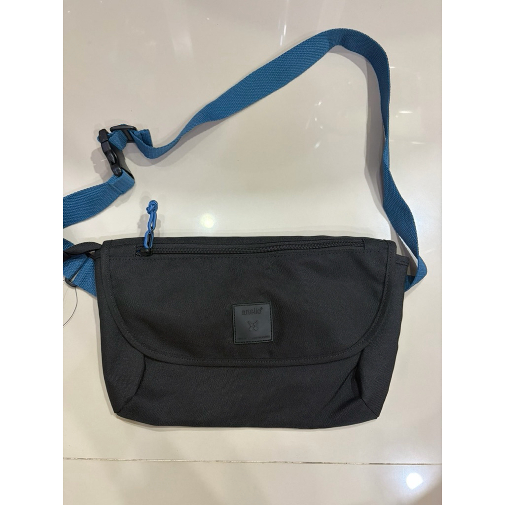 กระเป๋าสะพายข้างยี่ห้อ Anello