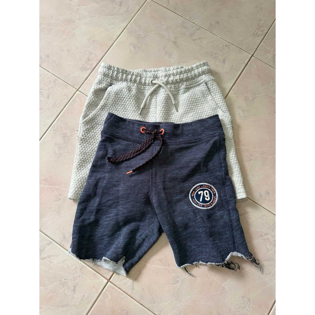 kids shorts get 2 size 110 (4/5 year old)