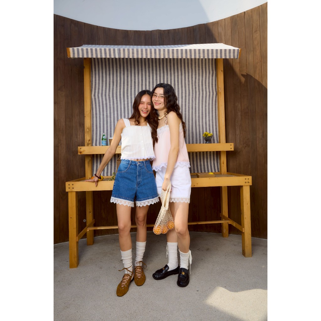 Sis story กางเกงยีนส์ ขาสั้น แต่งลูกไม้ปลายขา เอวสูง Sis 052 Lily lace denim shorts ราคา ถูกที่สุด ดีลบีเคเค แกลเลอรีภาพที่ 5