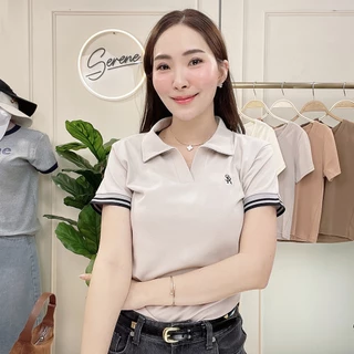 Serene's Choice เสื้อคอวีโปโล แขนสั้น ทรงสวย ปักโลโก้หรู แต่งขอบแขน ผู้หญิง V-neck Polo Shirt