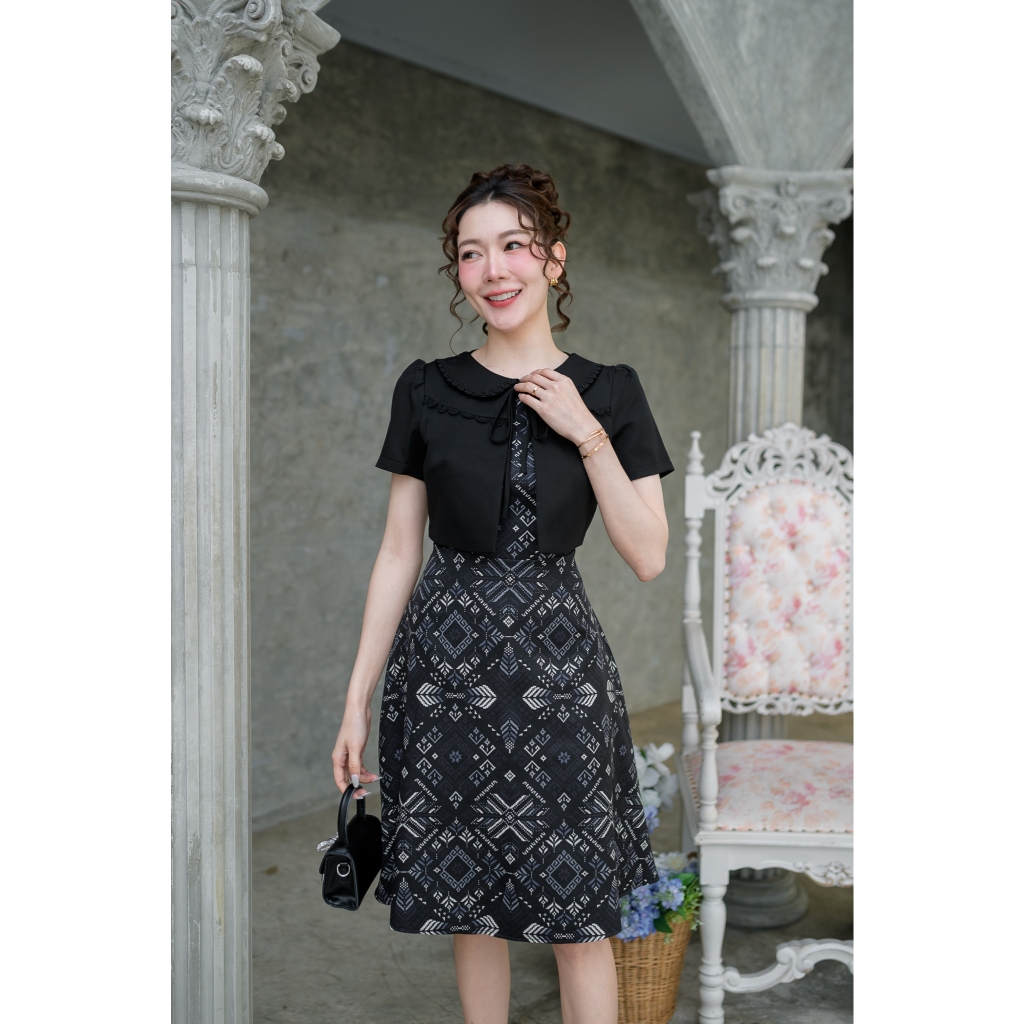 730ชุดไทยกั๊กคอบัวแต่งลูกไม้กระโปรงบานลายต้นสน