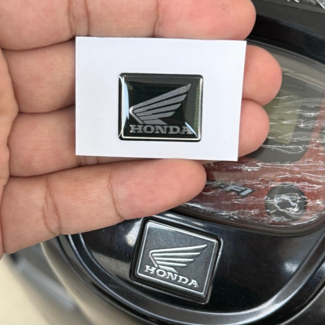 โลโก้ เรซิ่น HONDA ติดหน้าปัดไมล์รถจักรยานยนต์ HONDA ขนาด 1.5 x 2 cm. ติดรถมอเตอร์ไซค์ HONDA
