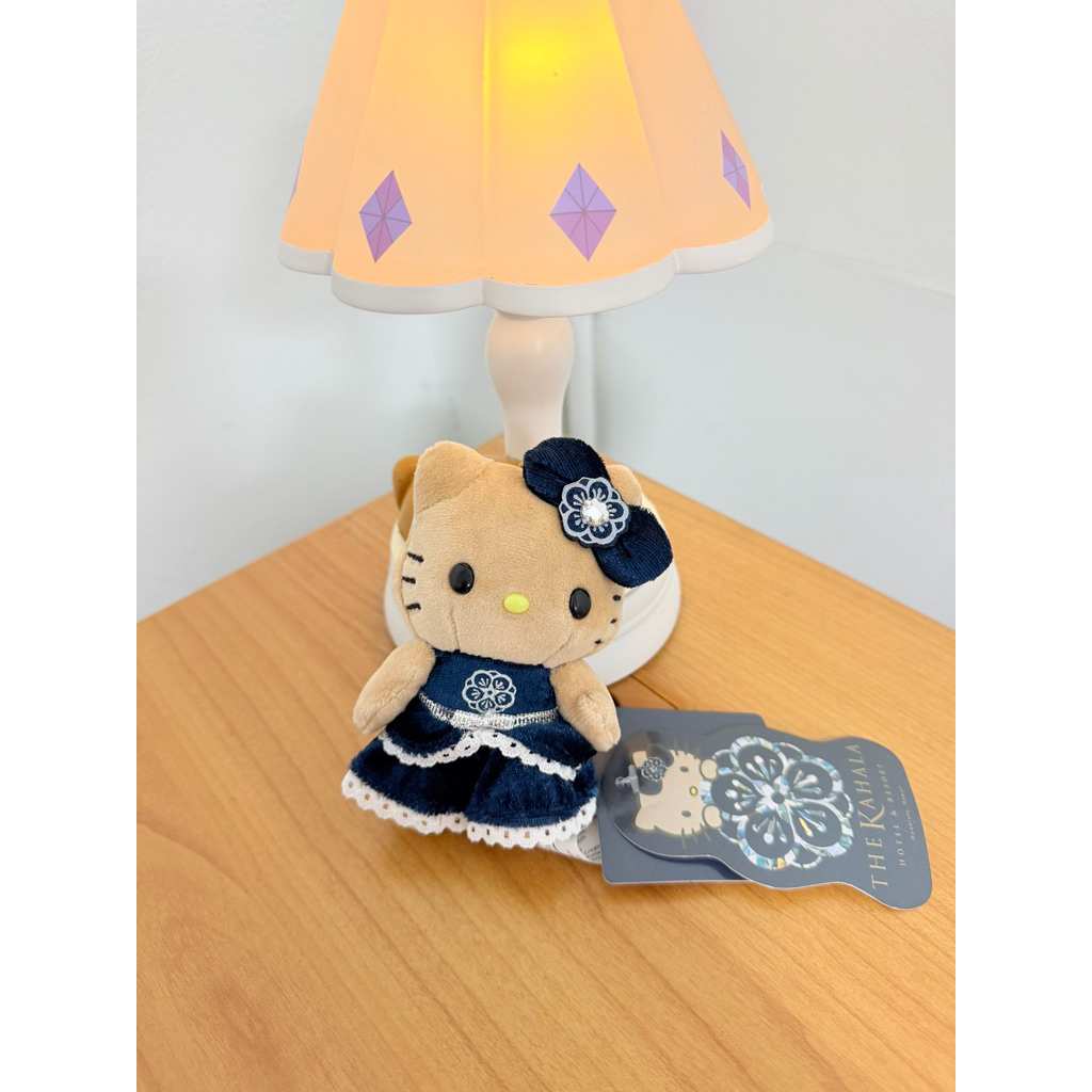 🌟พร้อมส่ง🌟 พวงกุญแจ Kitty ผิวแทน งานคอลแลประหว่าง The Kahala Hotel Hawaii X kitty