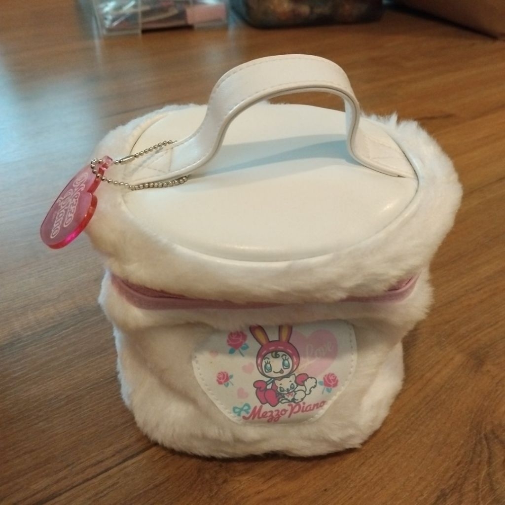 กระเป๋าใส่เครื่องสำอางบุขน หรือกระเป๋าถือขนาดเล็กจากแบรนด์ญี่ปุ่นชื่อดัง Mezzo Piano