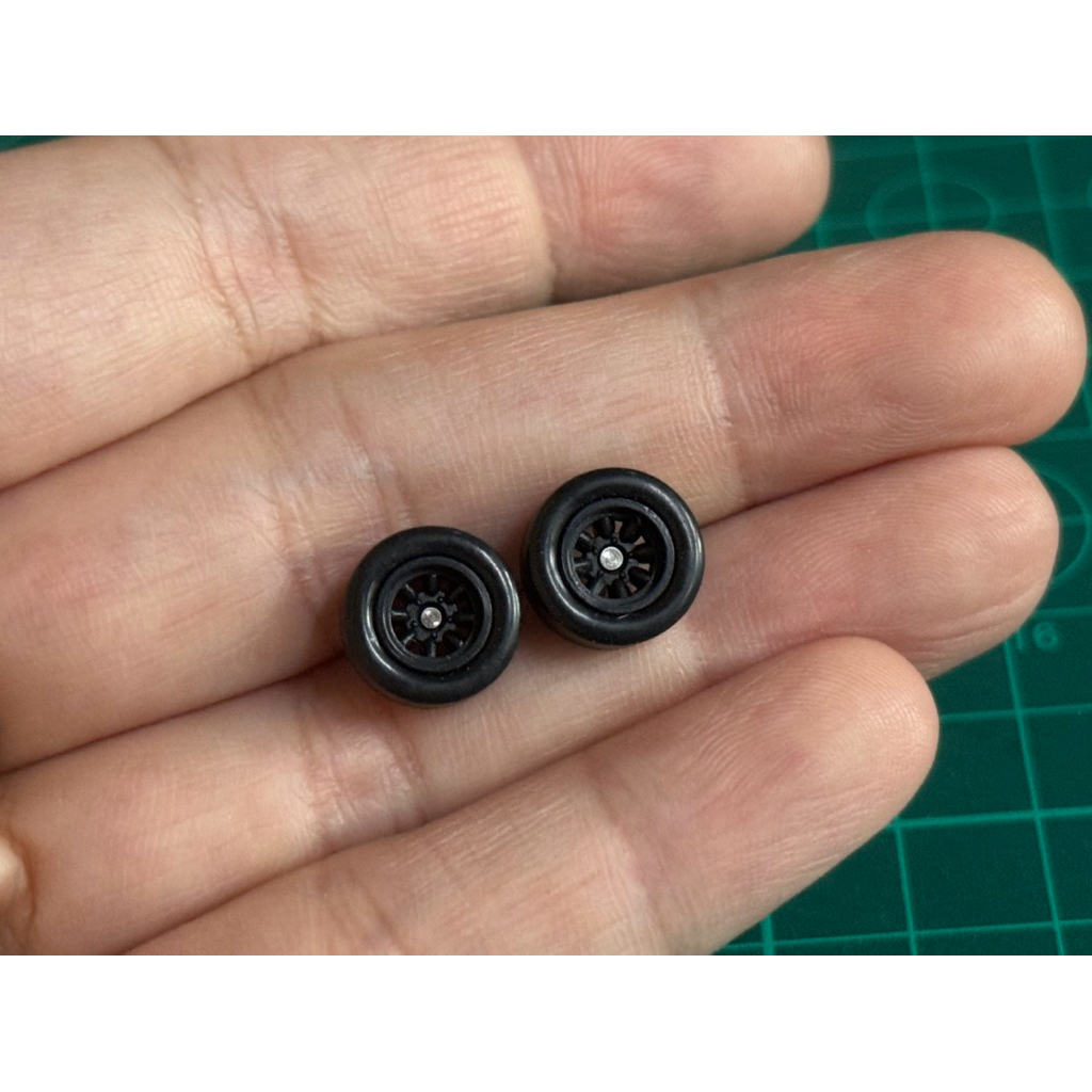 ล้อยาง รถยนต์ 1:64 ขนาด 11 MM  ลาย กล้วย 8 ก้าน สีดำ ยางถอดได้