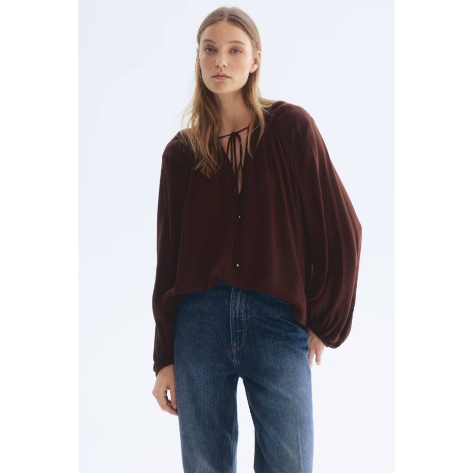 H&M(เอชแอนด์เอ็ม) เสื้อเบลาส์ผ้าวิสโคสทรงโอเวอร์ไซส์ Women Oversized viscose blouse 1320340_1
